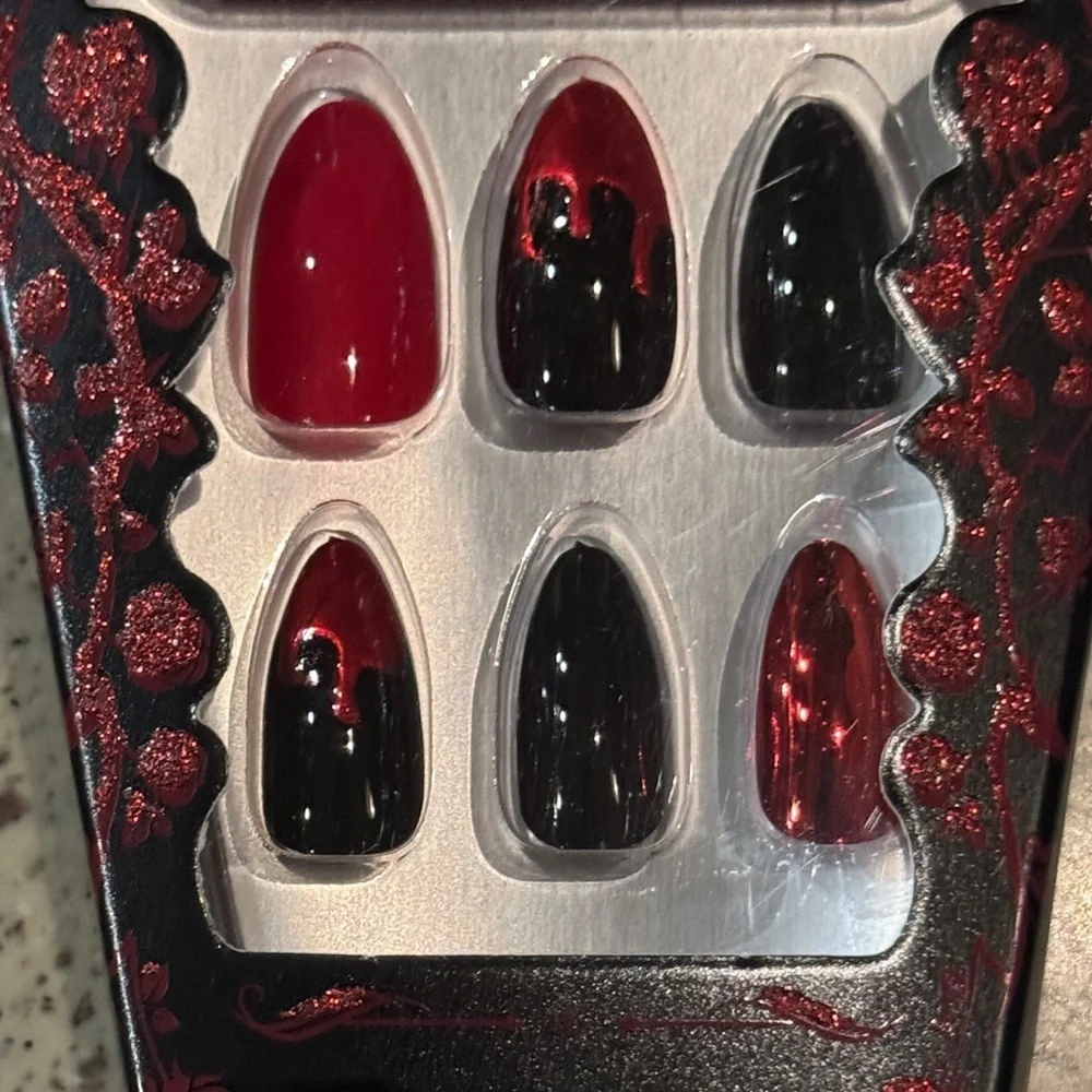 Cala Victorian Era Nail Set - Red and Black